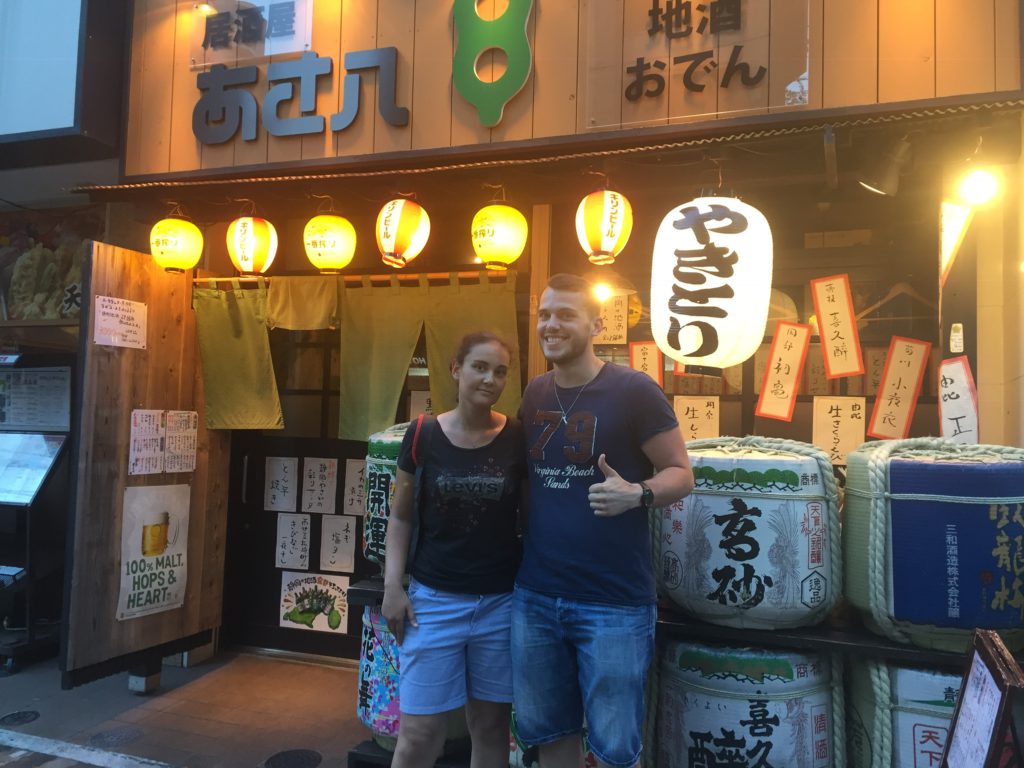 静岡の居酒屋を楽しむフランス人ご夫婦
A couple who are enjoying a local izakaya in Shizuoka