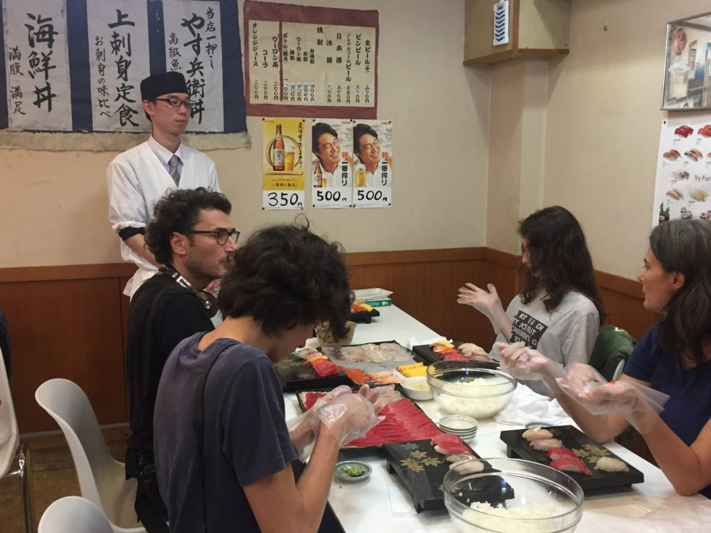 清水魚市場　河岸の市で寿司握り体験
Shimizu Fish Market "Kashi-no-ichi"
Sushi making experience