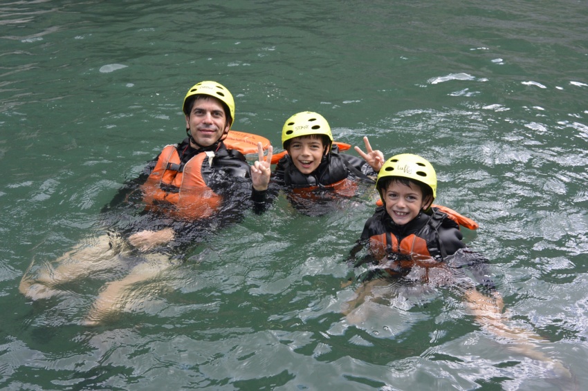 富士川でのラフティングを楽しむフランス人親子
A French family enjoying rafting at Fujikawa river 